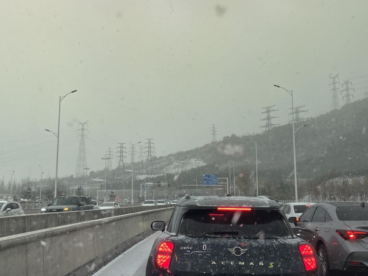 烟台市区降雪中。