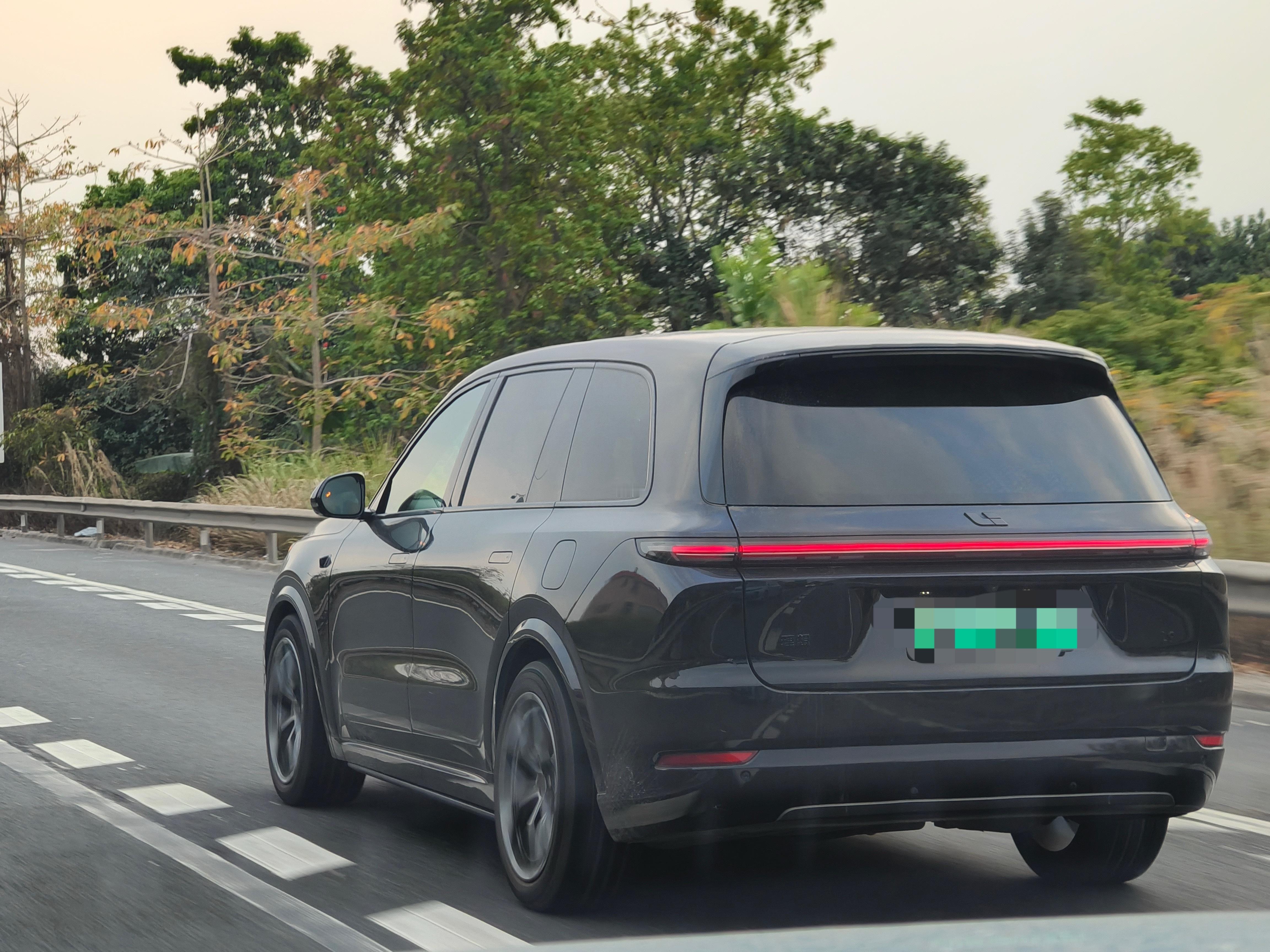 谁说家用车没气场，看这台全黑理想 L9，这姿态这气场这体量感。理想L9