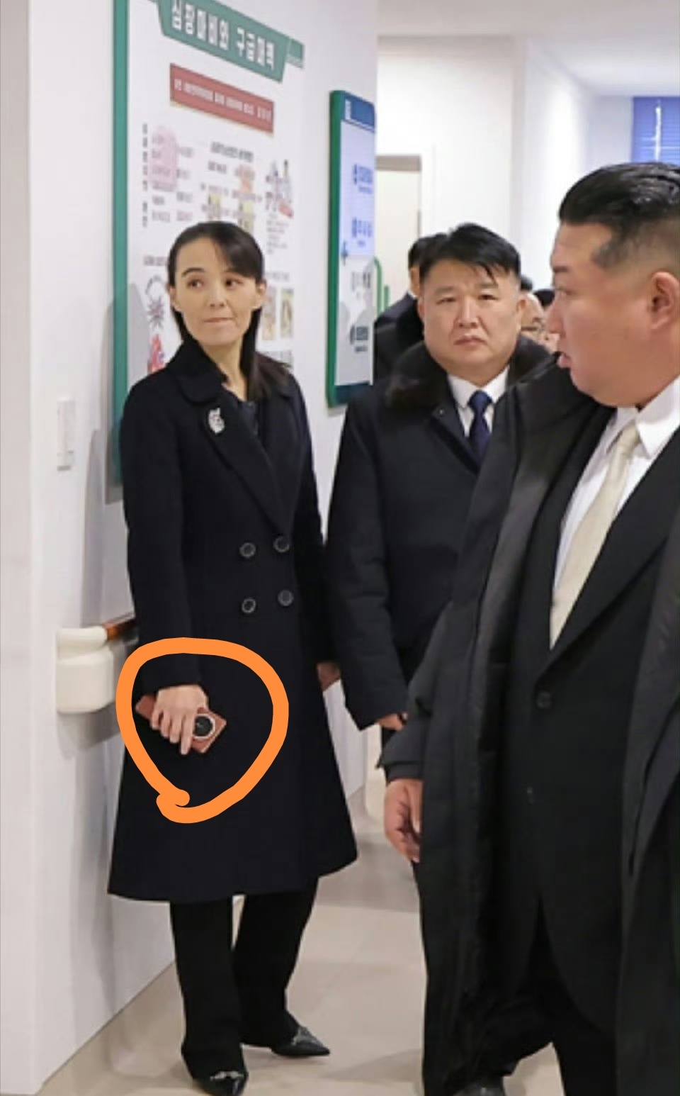 这手机看着很眼熟，我猜：不是华为，就是荣耀V5。 