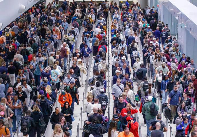 全美机场大乱，安检员罢工停发工资，白宫紧急拨款竟只是权宜之计。

2026年3月