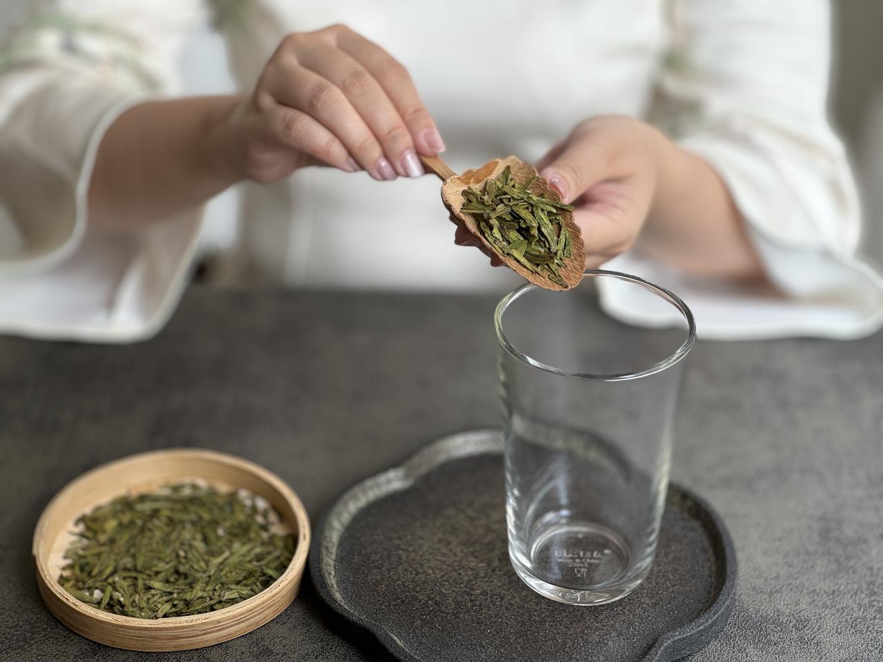 玻璃杯泡绿茶，很多人都泡错了！
用玻璃杯泡绿茶，常见两个错误，一是投茶量过量，二