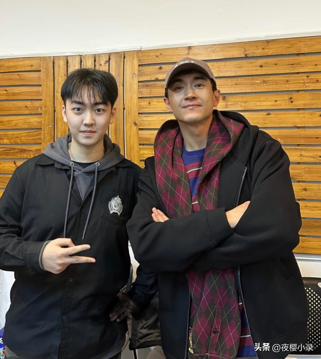 38岁林更新在上海戏剧学院上博士课，被同学邀请一起合照。他现实中真人很帅气，素颜