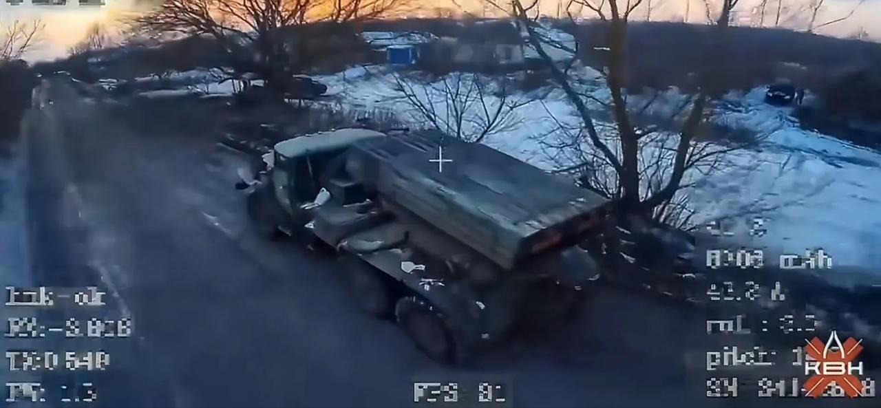 乌军一辆BM-21“冰雹”火箭炮被乌军FPV击中之后，火箭弹发生了殉爆，像烟花一