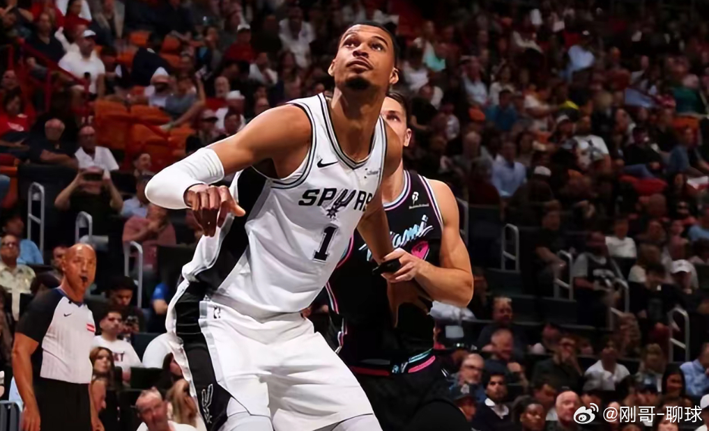 文班26+14+5帽创历史！马刺6连胜双杀送热火5连败马刺vs热火nba文班亚马