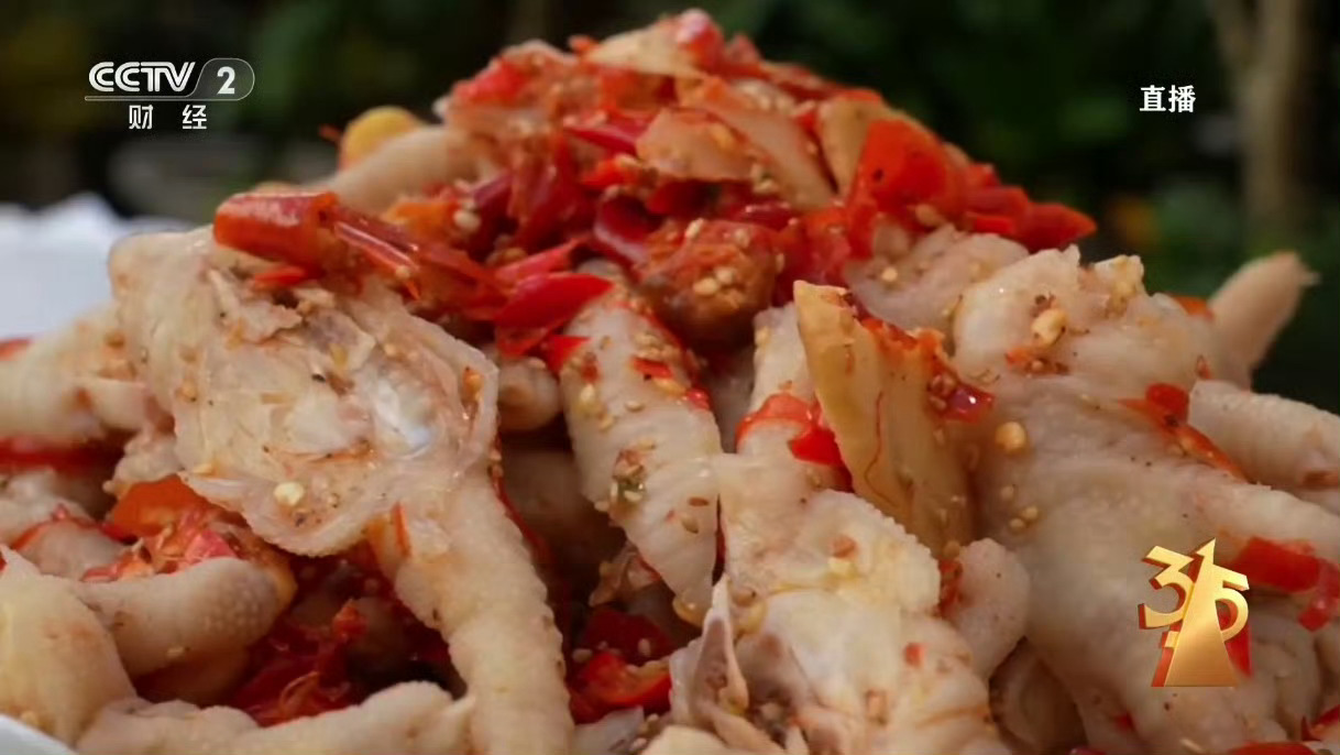 315晚会开局第一个就是鸡爪之前脚踩酸菜，现在脚踩双氧鸡爪双氧水鸡爪