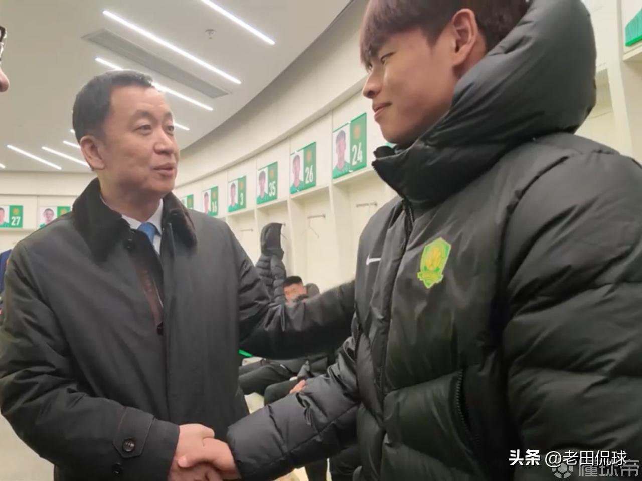 邓捷夫伤势无碍…在国安对申花的比赛中年轻的左后卫邓捷夫在60分钟的时候因伤下场，