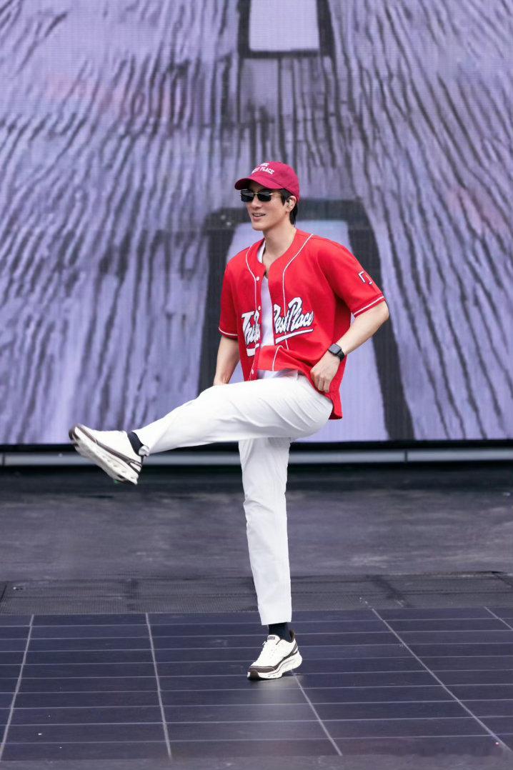 王力宏摔倒其中第二首为男女对唱作品《缘分一道桥》。演唱结束后，王力宏按照既定走位
