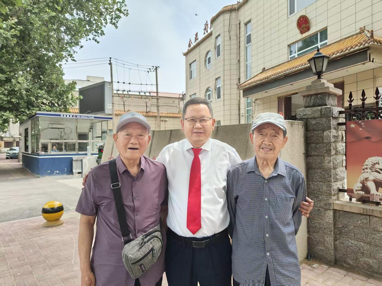 三位“壮士”。从两位80多岁老人身上，我看到了中华民族的血性。两位老人仗义执言，