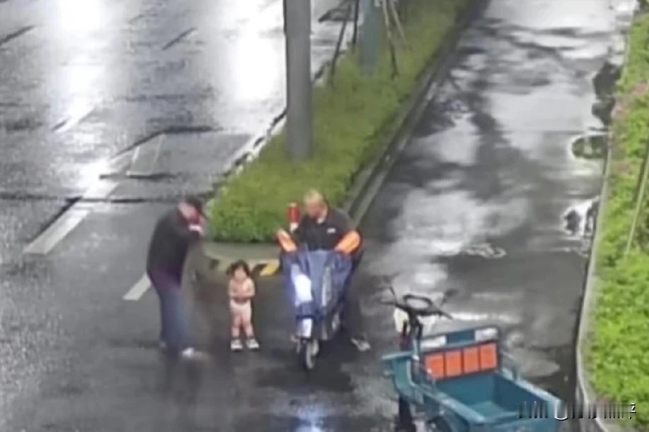 2岁女孩凌晨四点穿尿不湿独自离家：暖心的结局，惊险的旅程，焦急的家长，热心大爷发