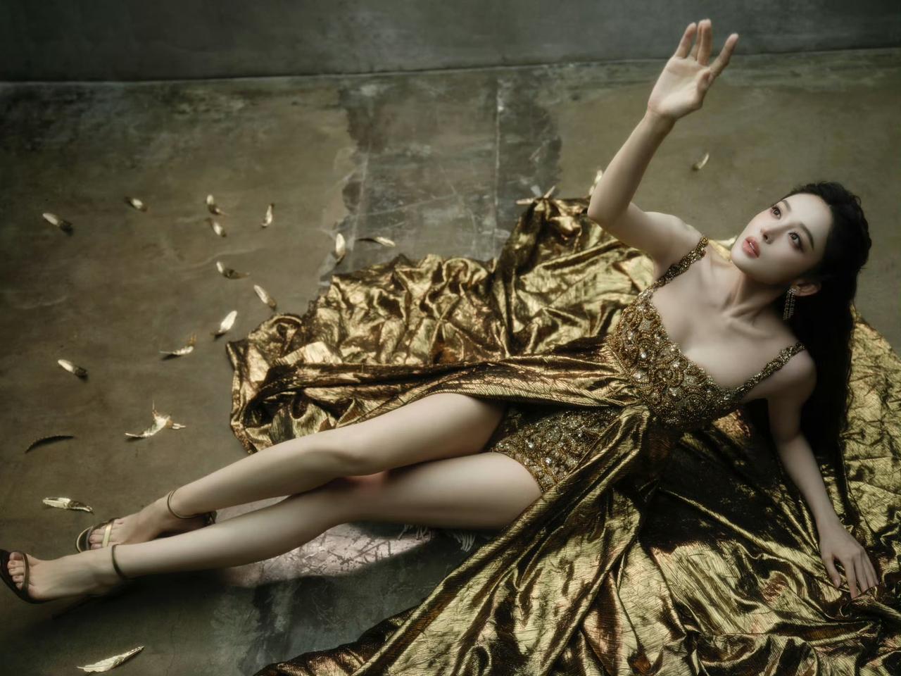 娜扎吊带高叉礼裙高跟