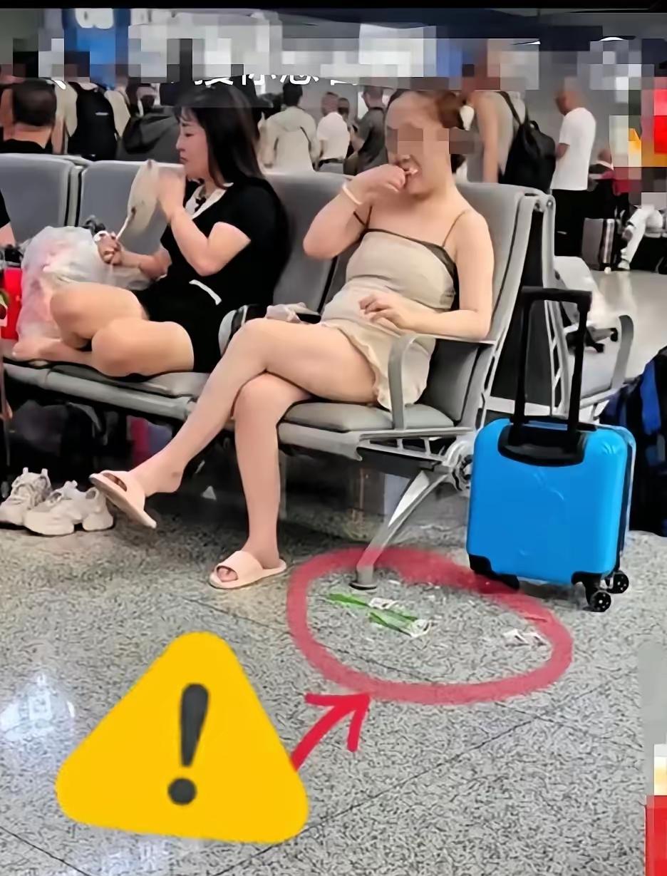 隔应的齁齁的！车站候车室这一幕，把多少人的“没教养”拍得明明白白！
 
公共场合