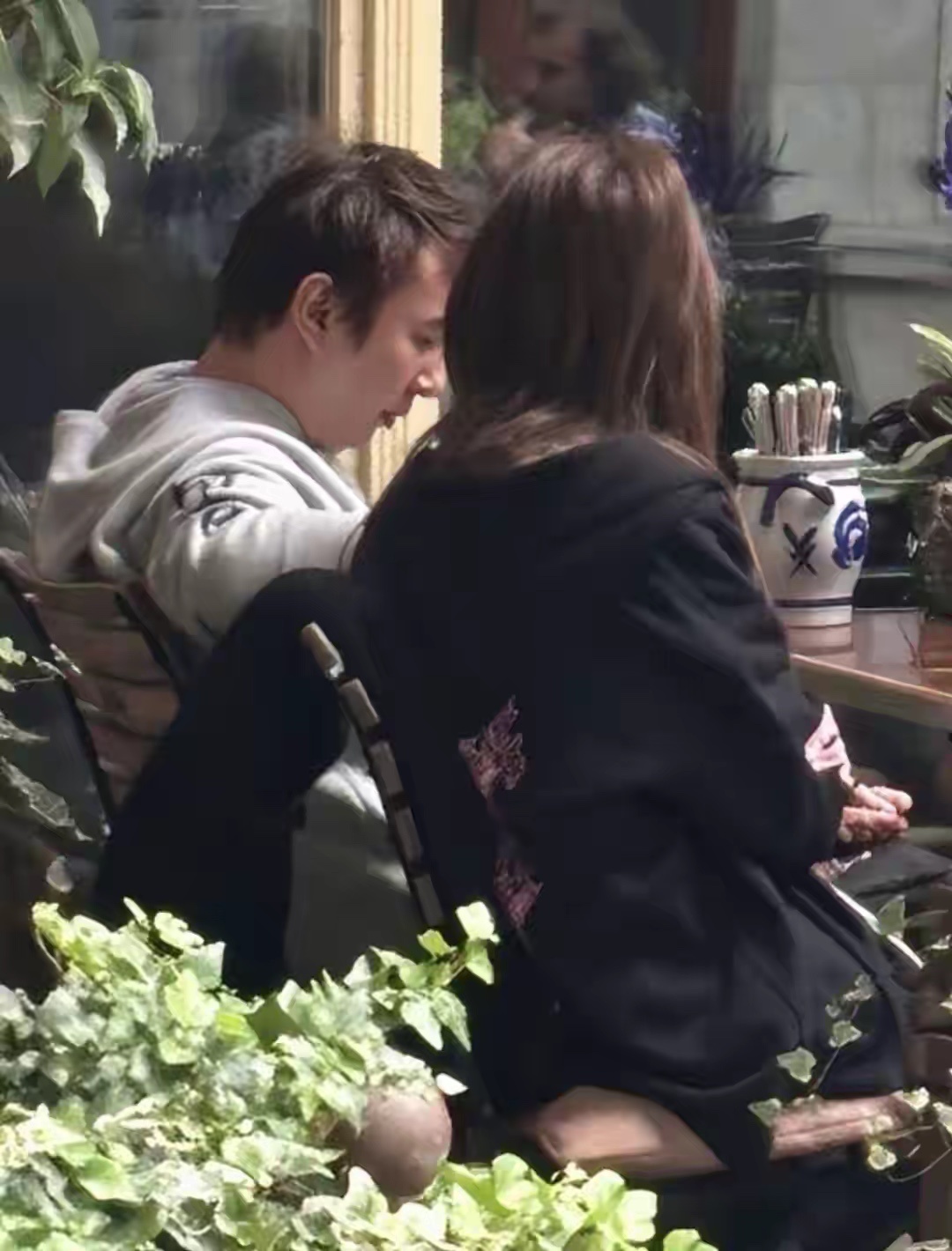 王思聪和女友欧洲玩嗨了！懒懒手机屏保照片曝光，妥妥的正牌地位。 ​​​