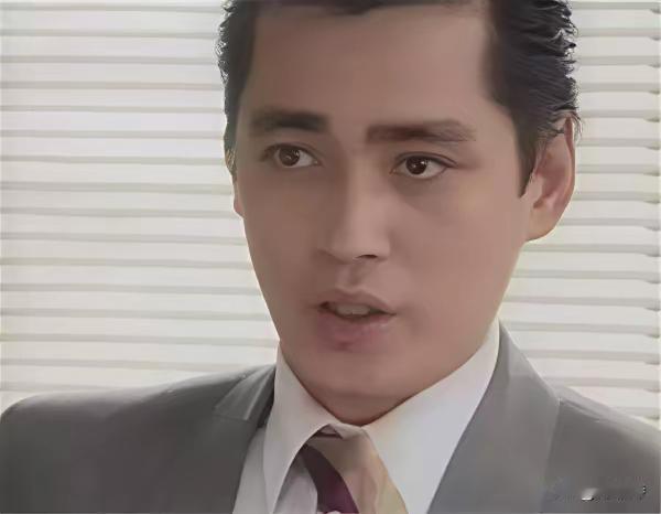 汤镇宗和汤镇业
要不是名字
谁会想到他俩是亲兄弟啊！
长的也是一点也不像
估计一