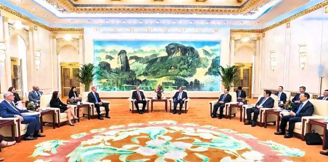 中国和美国谈成了？

5月7日，李强总理与美国参议员戴安斯等人进行了会面，这场看