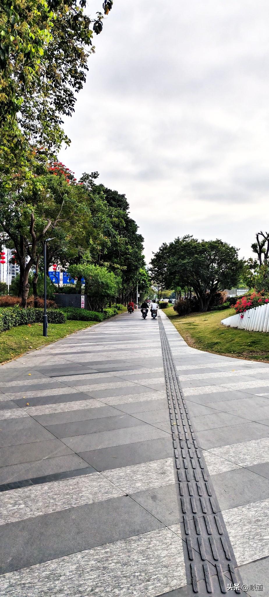 看视频给我看笑了。
女子体制内工资七八千还有外快，47岁，俩孩子。
找了个小她1