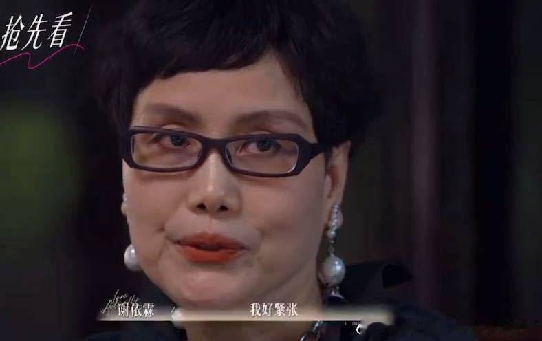 看嘉宾被将住那秒先偏头假笑再垂眼——标准"被问到要害"反应。半熟恋人前几集都在试