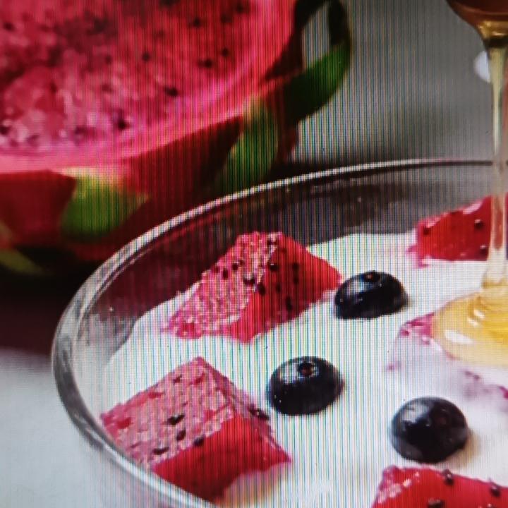 冬天想喝好喝又不长胖的饮品，火龙果搭配了解一下！
火龙果香蕉奶昔就很棒。把一个红