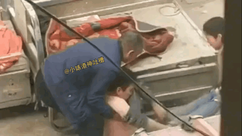 这老爷子动作也太野蛮了，这就是野蛮装卸的表现，要知道这是一个人，而且很可能是一个