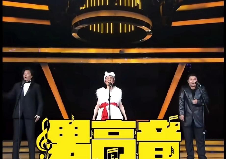 瞿颖最聪明的，不是走上T台，而是第一个从T台上跳下来，砸了自己的饭碗。
一边是