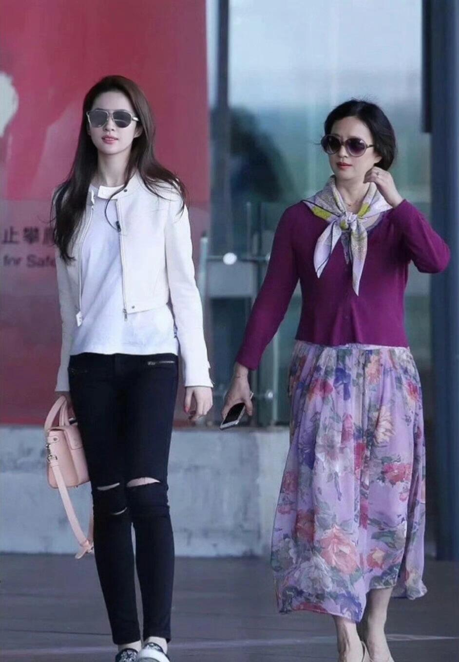 刘亦菲妈妈也是“乱穿衣”还好看的代表人物🤐 ​​​