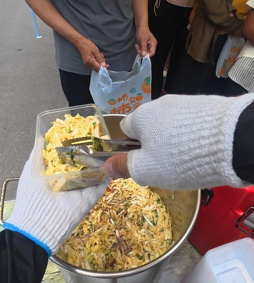 最近啊，咱聊城医院门口的街道上天天有件暖心事——每到中午饭点总能看到一道特别暖心