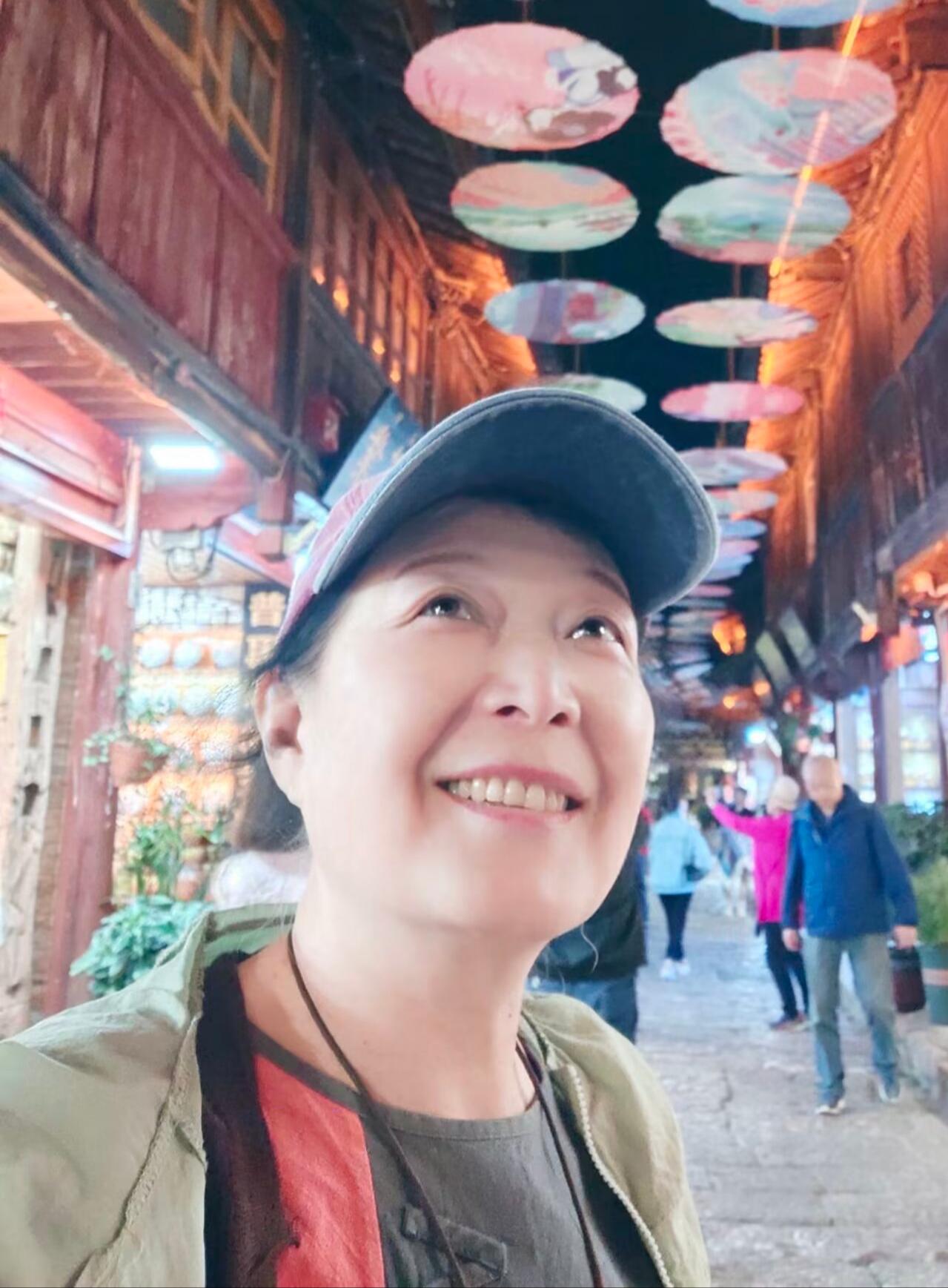 在公交车上，一位年纪相仿的女性，看穿戴、听口音不是青岛本地人，她盯着我打量着，然