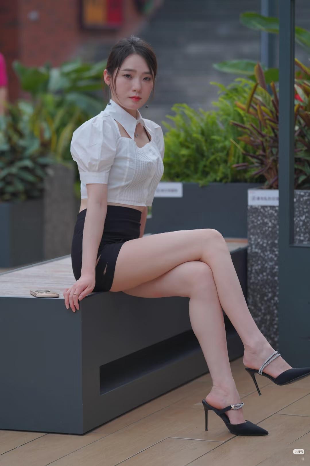 都市女郎的时尚穿搭，黑白配尽显优雅气质！👠💃!美女的美丽体现在何处呢？ 职场