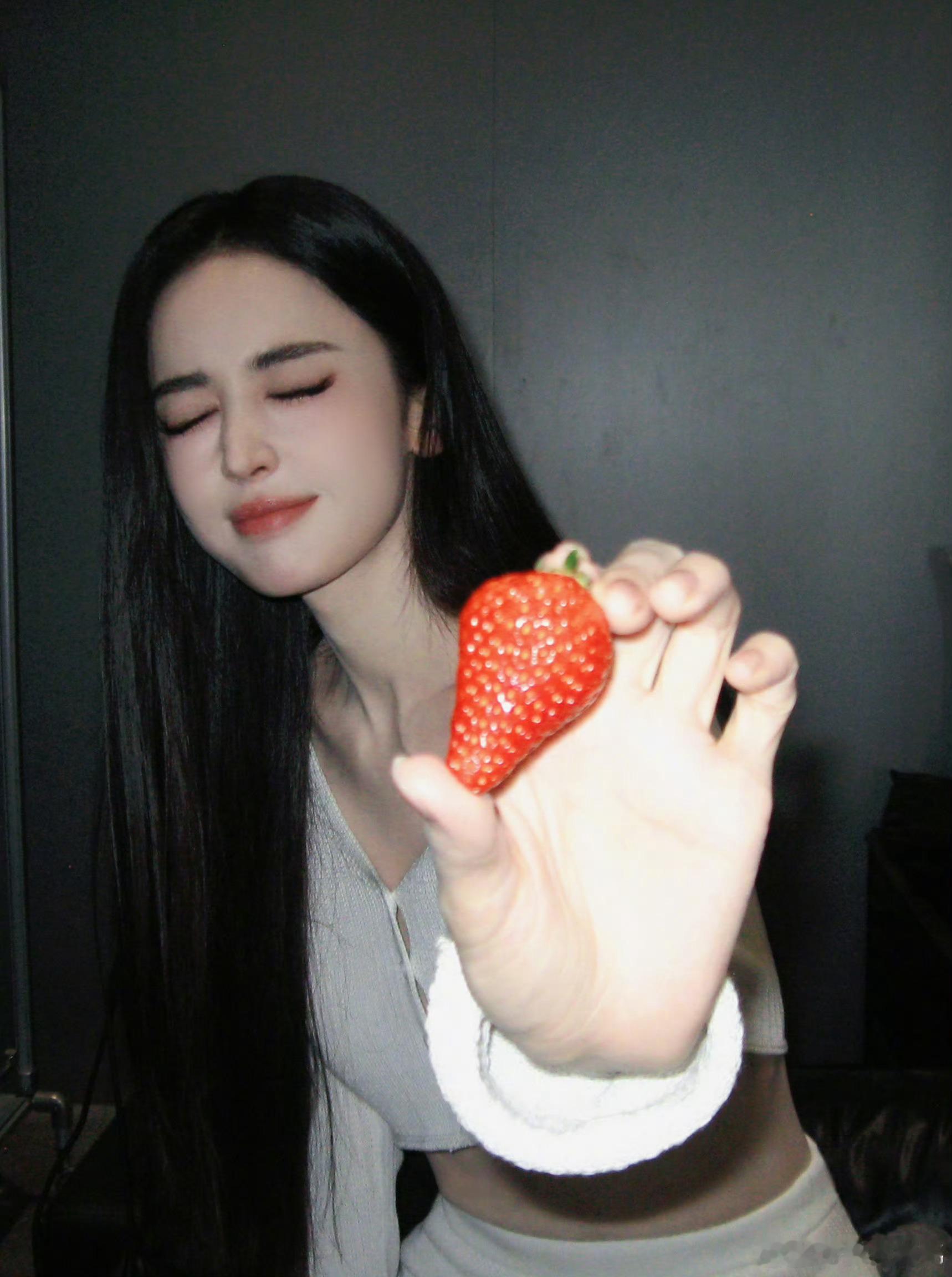 娜扎娜扎喂我吃草莓了520被娜扎喂草莓了娜扎美成啥样了