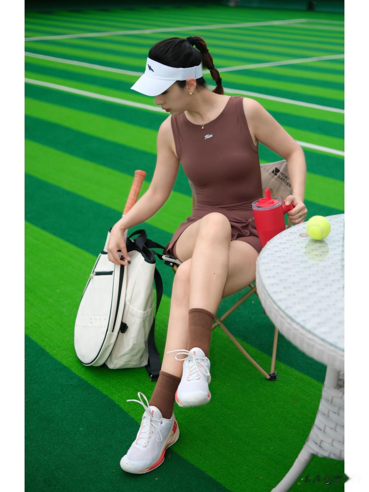 网球少女，活力满满，球场上的时尚运动风！🎾💃
