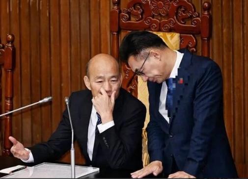 大年夜，韩国瑜跪下了，江启臣跪下了，郑丽文还在撑，但也快半跪着。而跪在最前面的，