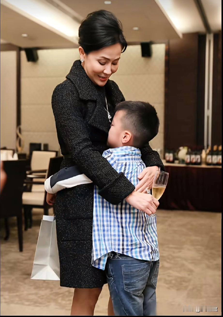 五十岁刘嘉玲现场抱着七岁可爱的干儿子康康很是亲切。