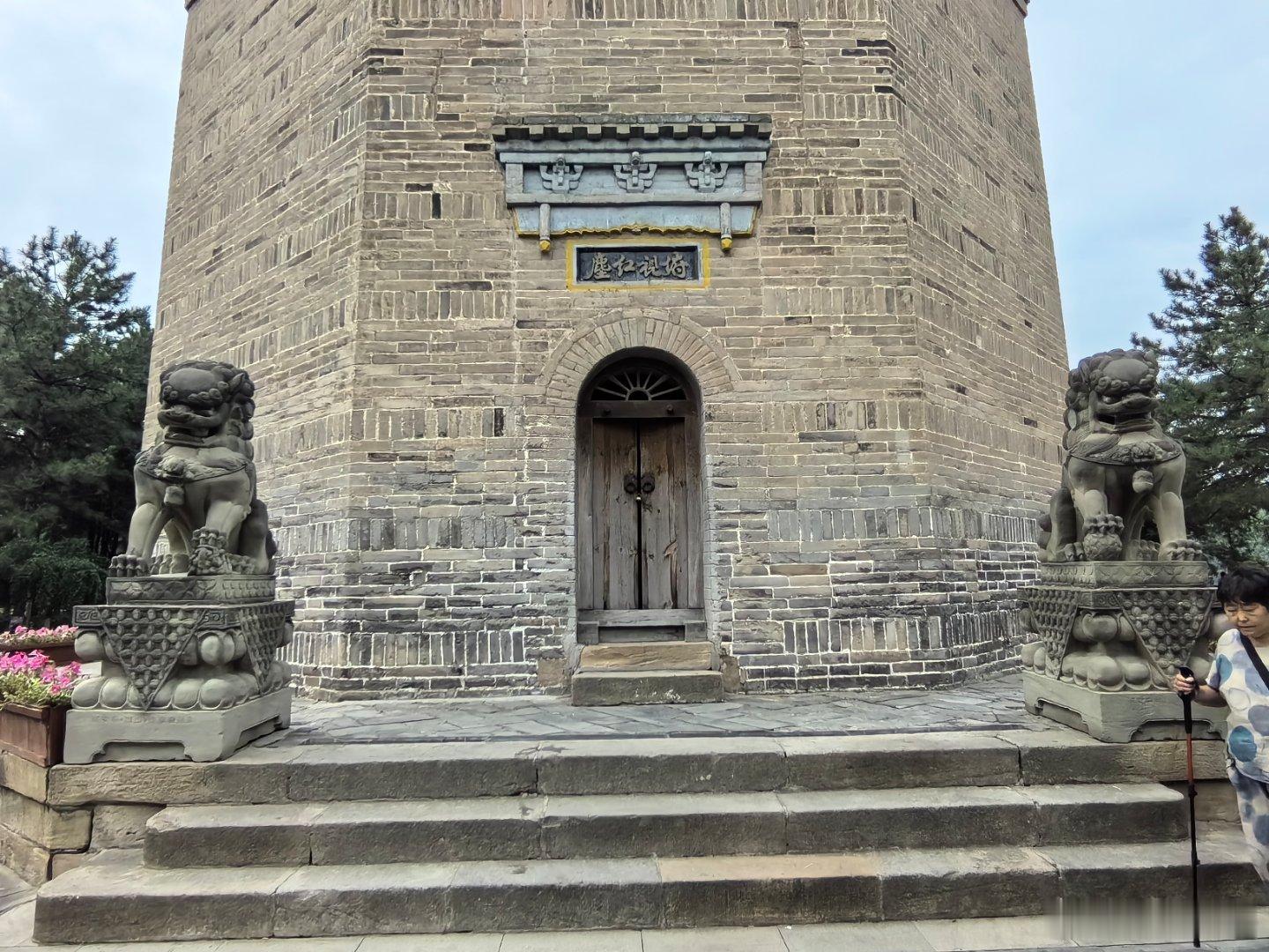 登延安 宝塔山，望延河水。青砖古塔，见证过多少风雨如晦的岁月；山间小径，仿佛还能