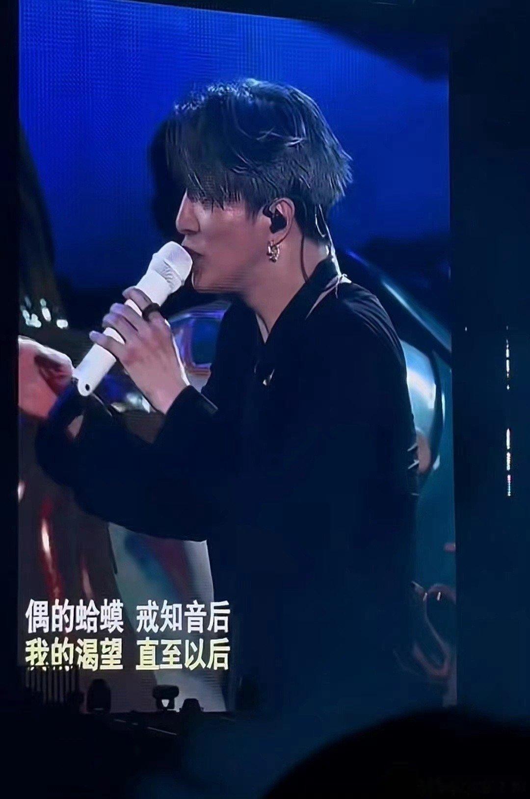 #薛之谦月半小夜曲提词##薛之谦我的渴望变偶的蛤蟆#薛之谦演唱会上这个提词器是认
