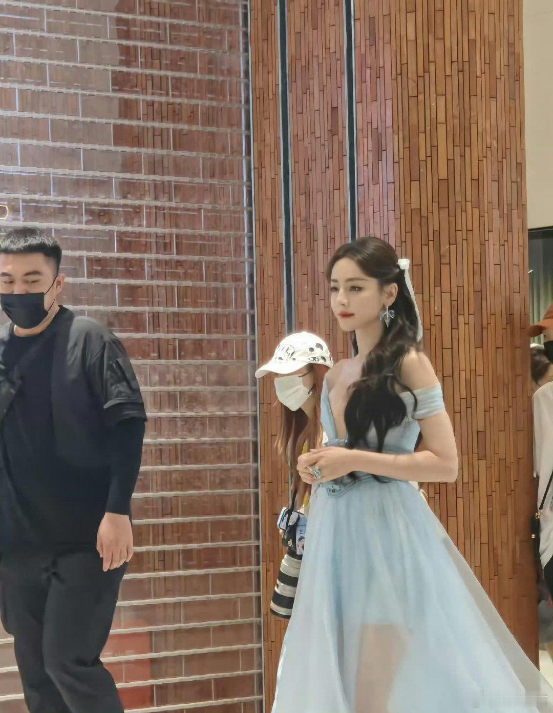 我确认热巴是公主！！好仙啊啊啊啊啊穿蓝纱裙！被迪丽热巴生图美哭了我确认热巴是公主