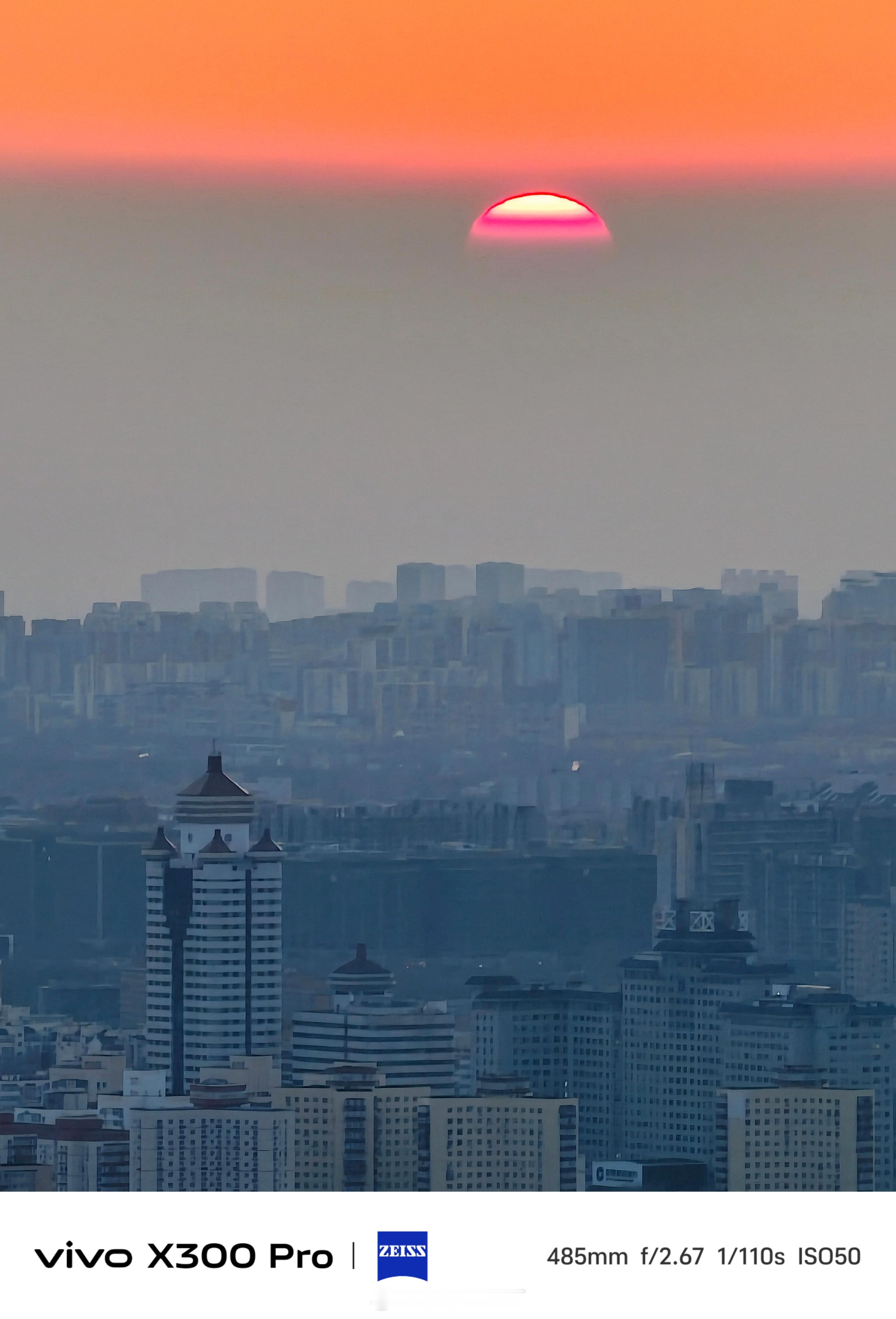 《大雪前电视塔上瞰北京》明天，北京即将迎来2025年冬天的第一场雪。初雪，意味着