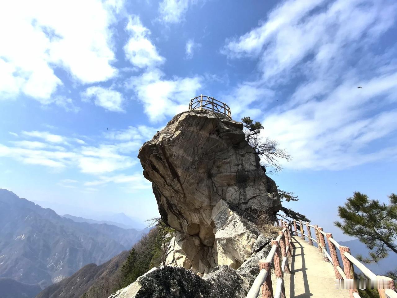 【胡逛乱拍】祥峪森林公园

一个人，一背包，去爬一座山。

今天祥峪的人很少，一