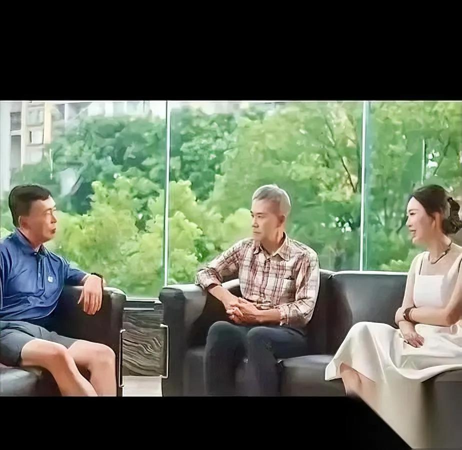 大佬局里，一句话能冻死人！

马化腾和雷军喝茶聊创业史，旁边新人一句话让空气结冰