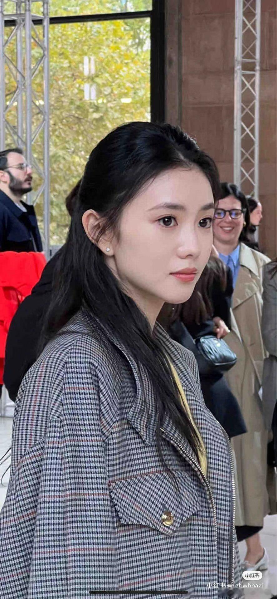 网友在巴黎 miumiu 展上拍到了刘浩存，从照片中可以看出她状态极佳，优雅大气