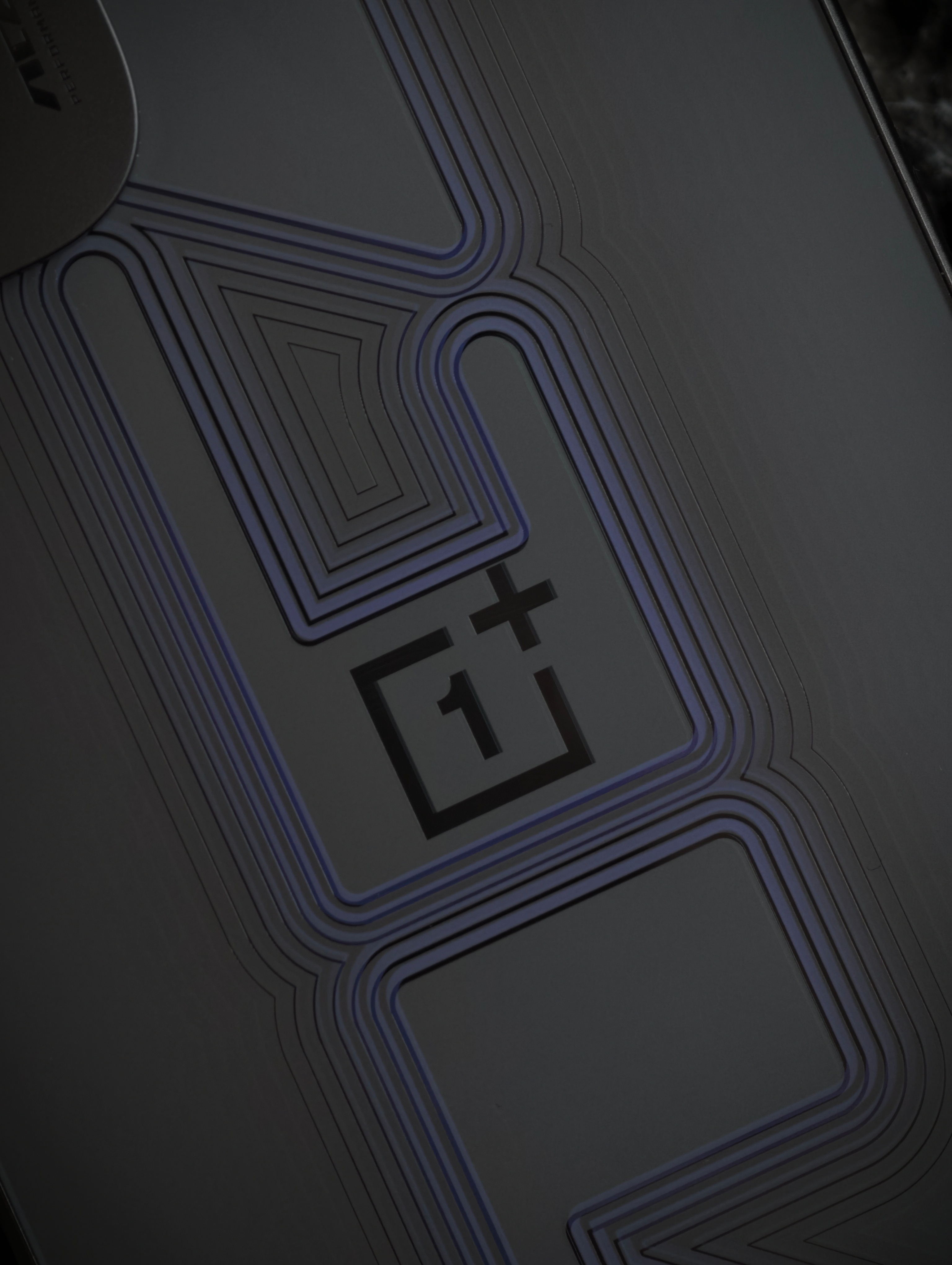 一加 Ace 6 至尊版首推「王牌觉醒」配色背板会随着光线变幻，很有科幻感，适合