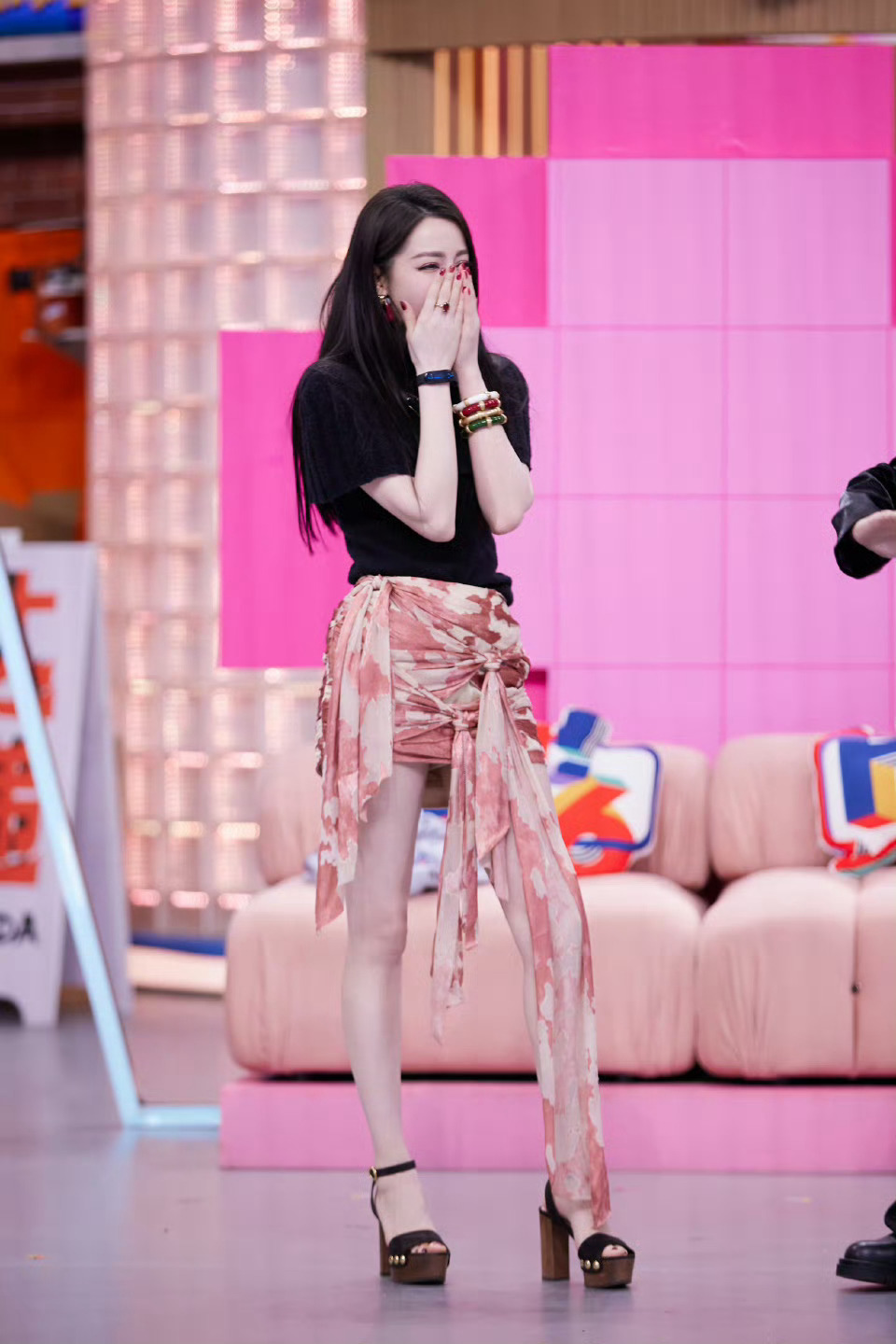 迪丽热巴好六街营业照不提灯只携红玫瑰，迪丽热巴亮相好六街营业，机智寻觅结咒知己，