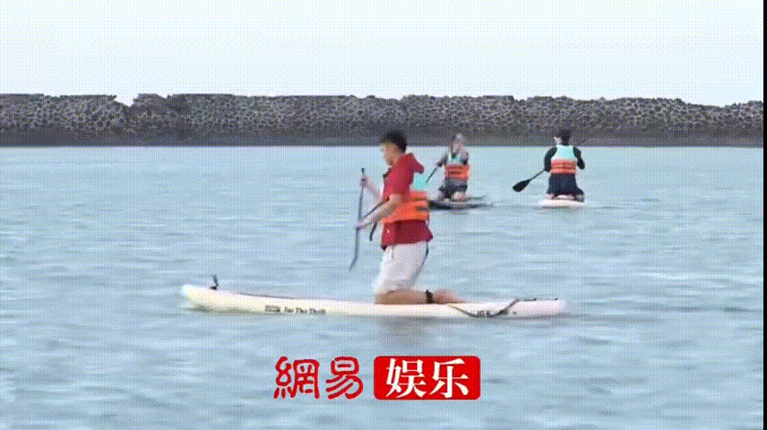 王鹤棣亲爱的客栈路透划水 每次路透都能被王鹤棣惊艳到，这次划船依旧帅气满分，轻松