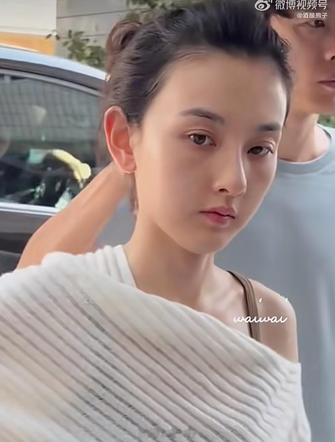 宋祖儿纯素颜确实相当能打，幼态脸。 