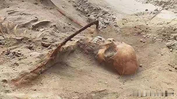 河南挖出一幕，让所有人泪目。

1068具军人遗骨重见天日。整整八十三年了，他们