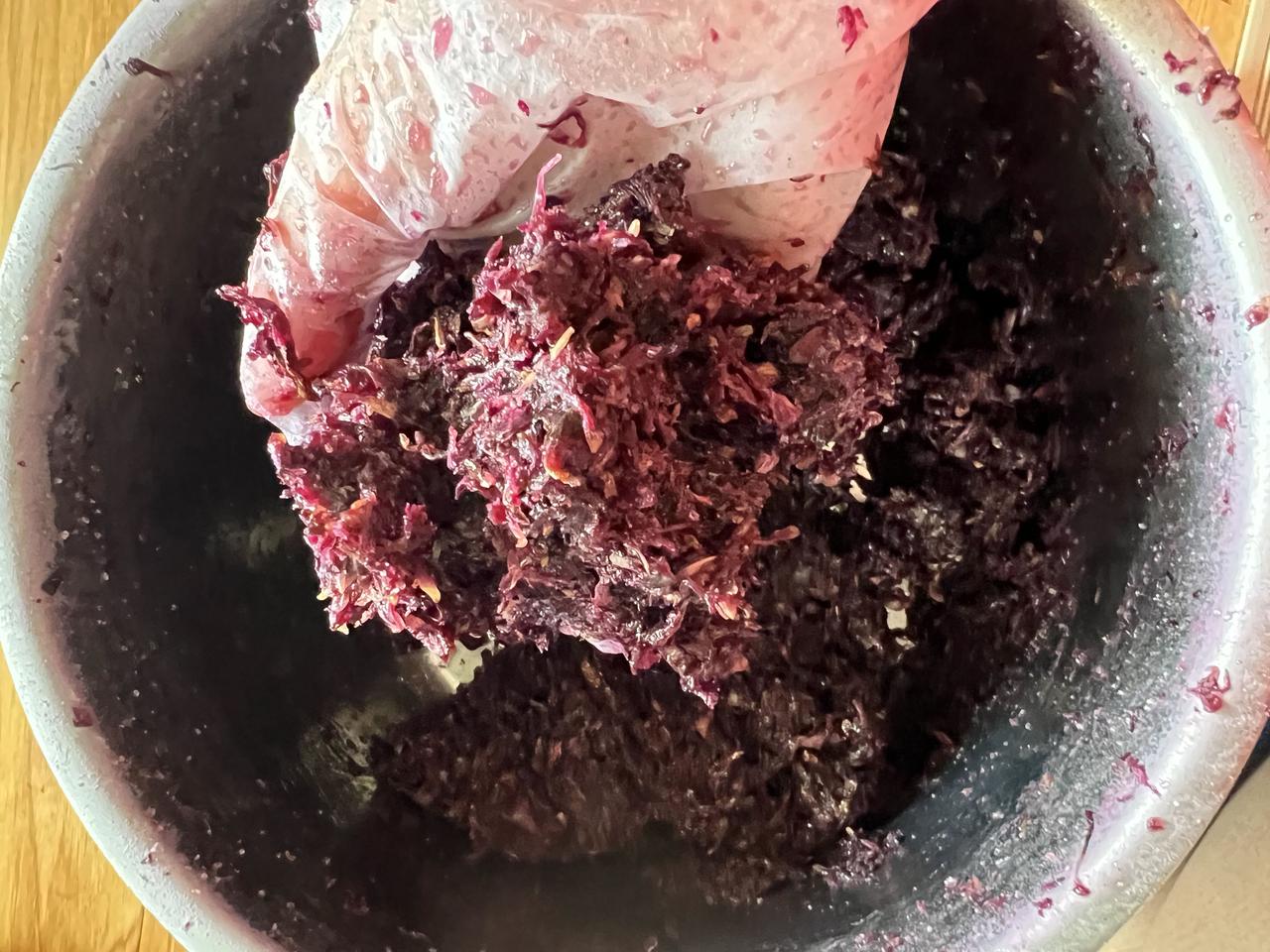最近采了一些永登苦水的玫瑰，在采玫瑰的过程中村民进行了交谈，他们给我传授了一些做