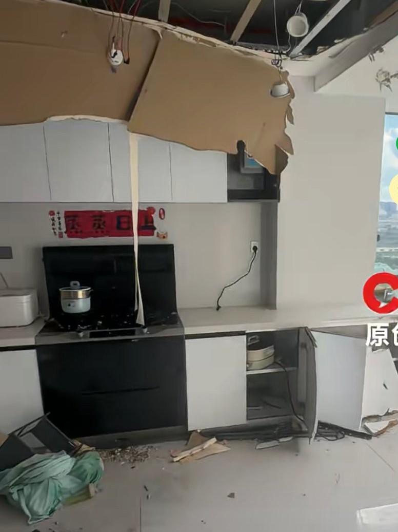 黄岗遭遇历史罕见龙卷风，男子在12楼家中被风吸出摔到草坪，
女子哭诉她抱着孩子躲