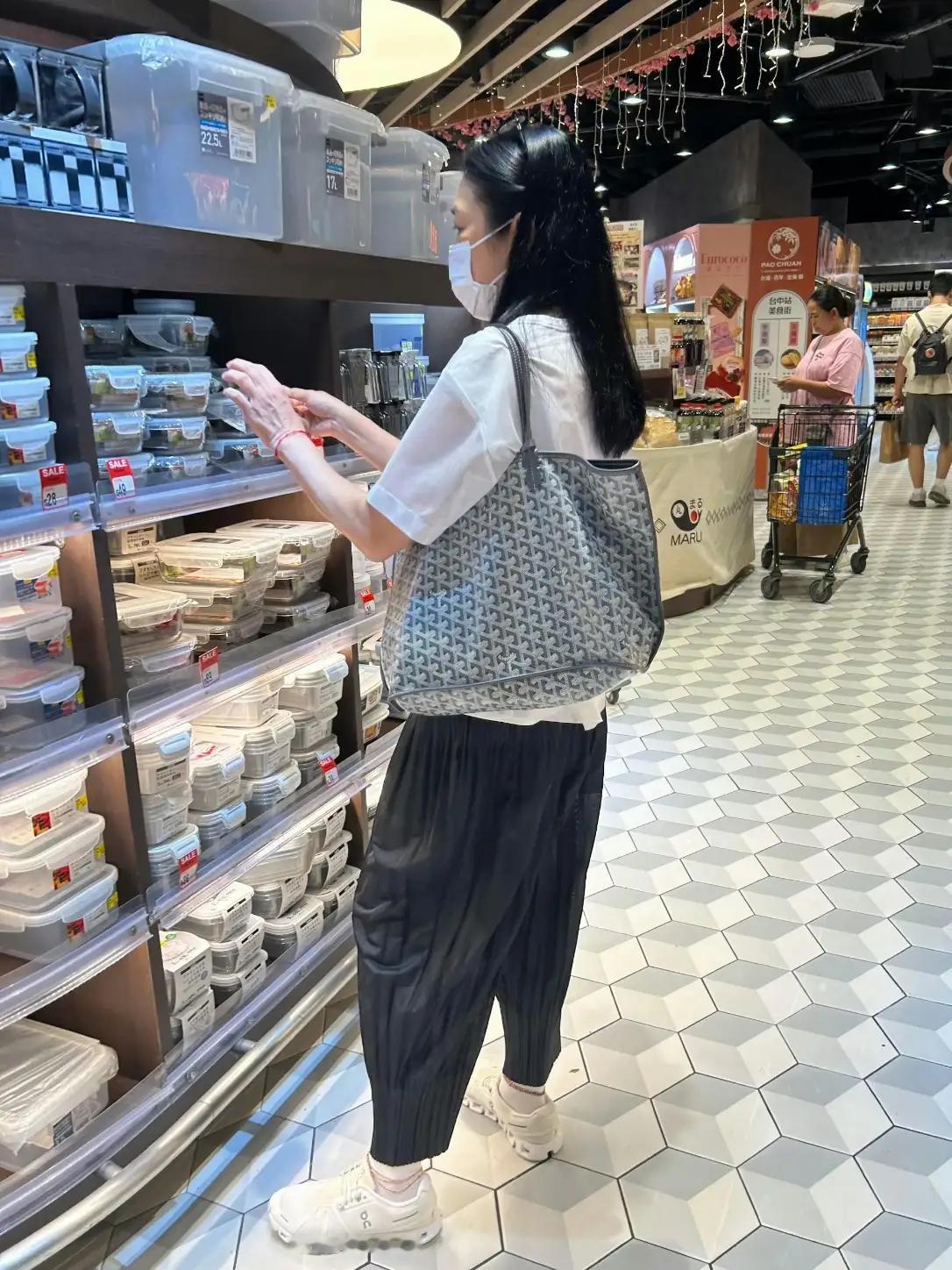 你可以说朱丽倩打扮的土，
你可以说朱丽倩长得不漂亮，
但是有一点不得不佩服，那就