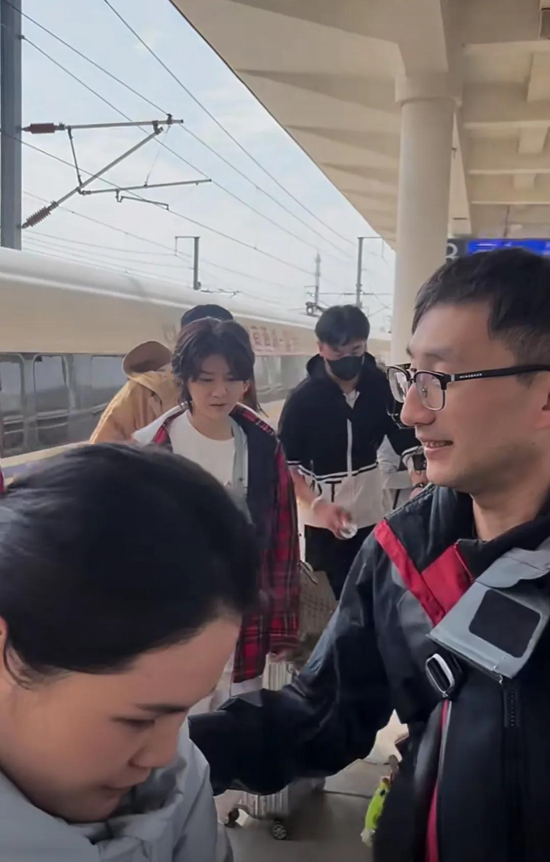 山东淄博北站偶遇鹿晗，这样看好素人，个子目测一米七多一点，不过原型机这样很不错了