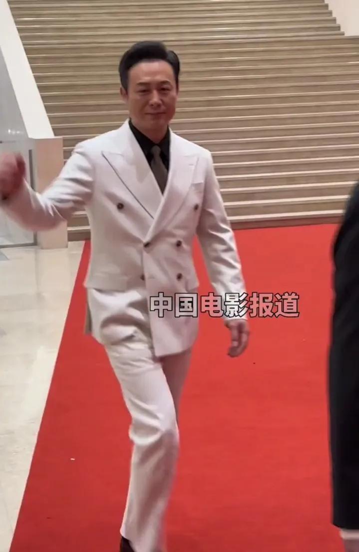 张颂文白色西装梦回高启强

4月28日，张颂文亮相北影节闭幕式红毯，作为天坛奖评