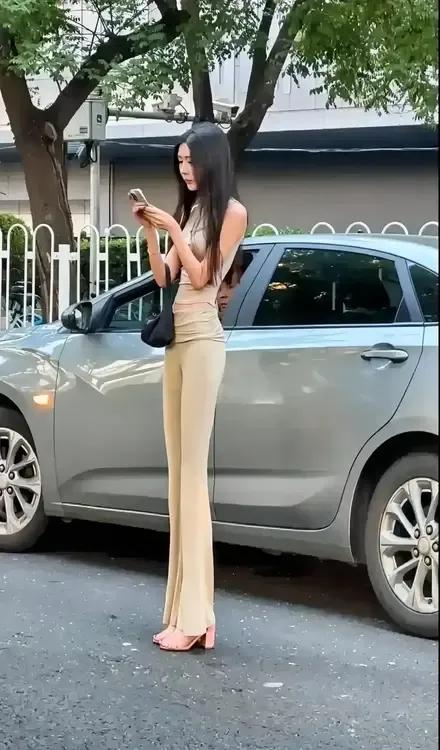 这姑娘的身材比例绝了，走在街上回头率爆表！