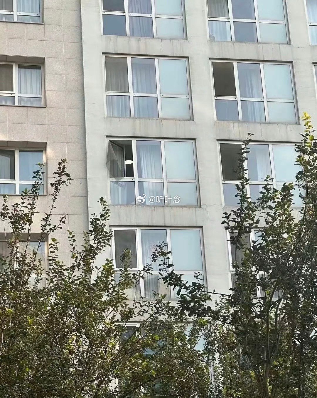 于朦胧昨晚9点半还在线，朋友透露目前于朦胧手机关机微信不回 有自称小区住户拍了照